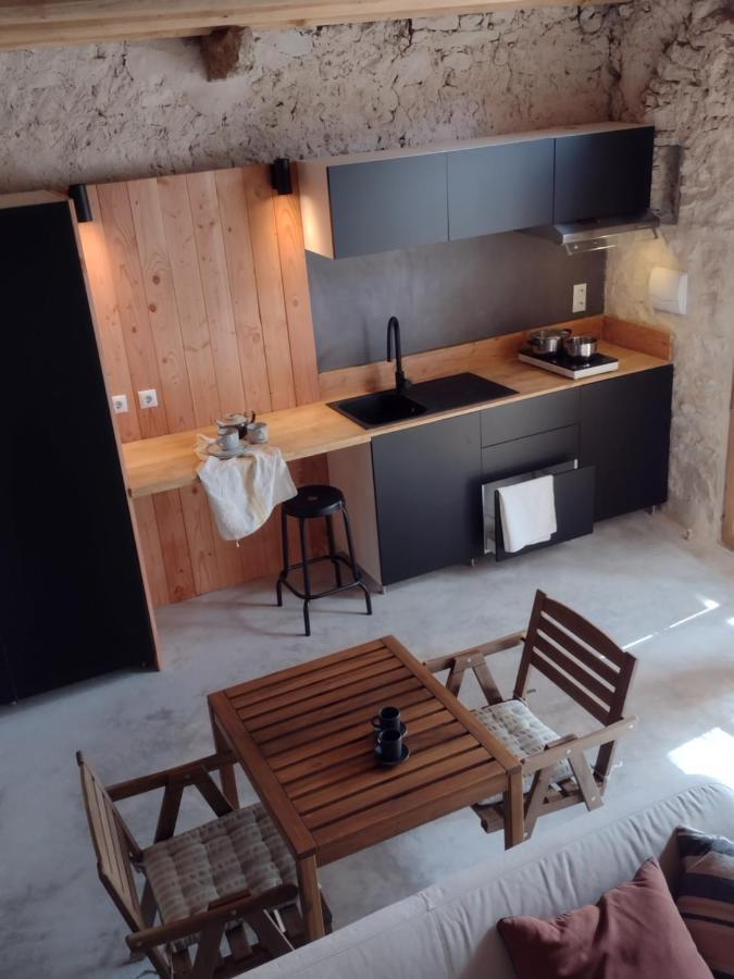 Can Tat, Loft In A Old Coach House Sant Jordi Desvalls Kültér fotó