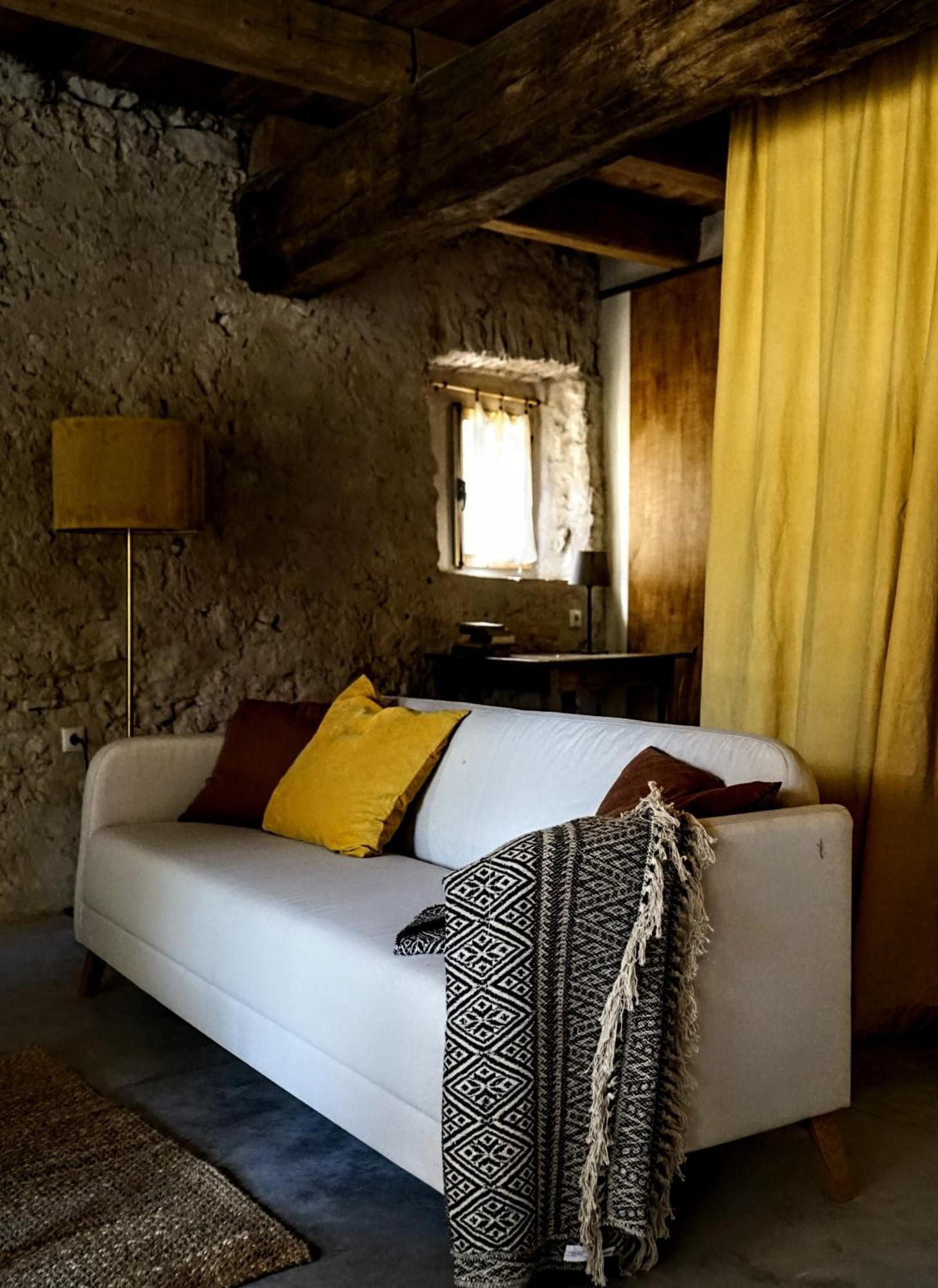 Can Tat, Loft In A Old Coach House Sant Jordi Desvalls Kültér fotó